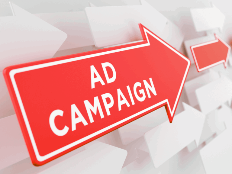 Roter Pfeil mit der Aufschrift „AD CAMPAIGN“