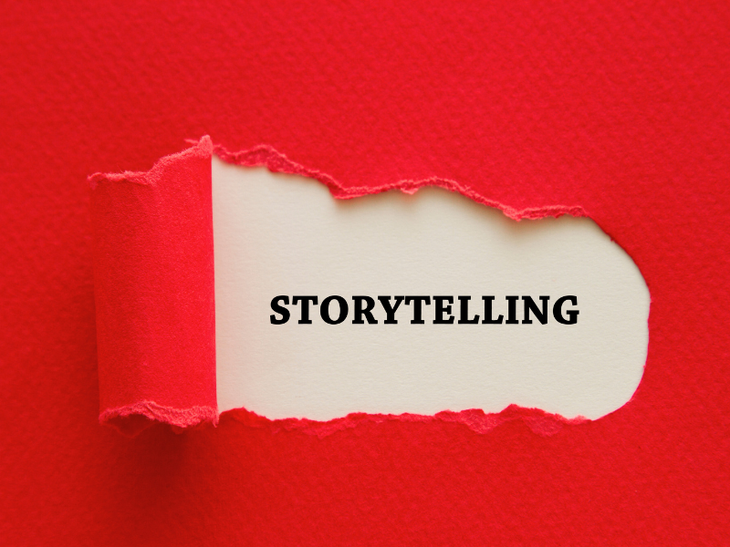 Roter Karton mit aufgerissenem Fenster, mit dem Wort „STORYTELLING“