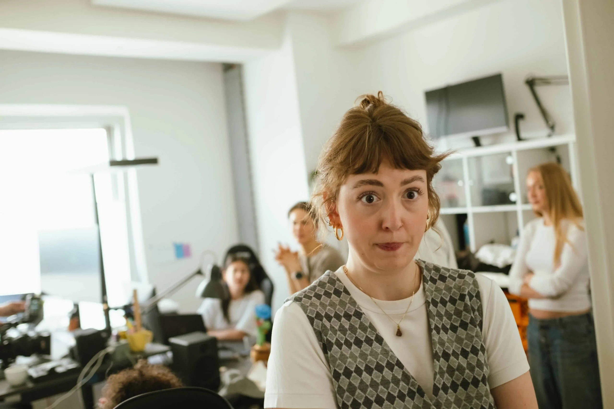 Carolin im Büro